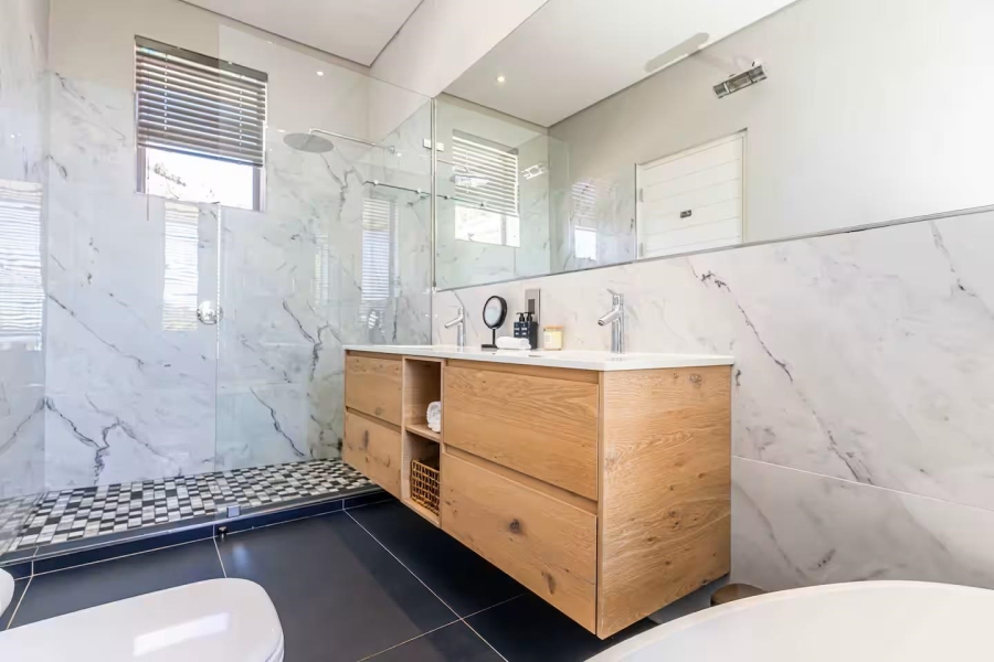 5 Bedroom Property for Sale in Fresnaye Western Cape